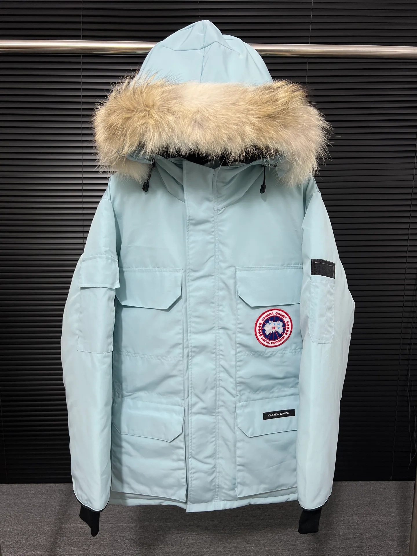 P780 🆕 Top original version, supports chip sensor with handbag 𝗖𝗮𝗻𝗮𝗱𝗮 𝗚𝗼𝘀𝗲 / 🇨🇦 Canada Goose 08 Down Jacket ⚠️ Partners who have been cooperating with us in the past few years know that no matter what is produced outside, our pure genuine trading company ships ❗️ After the test of time, we have received rave reviews. You can compare the market products with us. If you are not satisfied, you can return it at will. You are also welcome to come to ZG to see it and then come to my home to buy‼  1⃣️ The filling is 80% white duck down, with a weight of 500g. Regarding the down content, you can feel it with your hands. Good down has no embarrassment and can be called a walking duvet! 2⃣️ The fabric is made of Feather-Light 10D waterproof coating fabric, which is made of 84.5 polyester fiber and 15.5 cotton. The surface is treated with a special Teflon protective coating produced by DuPont to prevent wind and splash water, and makes the clothing anti-pollution and long-lasting new features! 3⃣️ One-piece seamless cuffs, 13cm official length, all seals are stamped, and all the inner liner is hemmed. The overcoat means sewing all the inner liner once. On the one hand, it is to prevent the velvet from running off, and on the other hand, it can keep the stiffness of the clothes! 4⃣️ Original Yoshida Kogyo Kabushikigaisha zipper, top-grade zinc alloy electroplated zipper with the highest specifications, using precise Japanese craftsmanship, raw materials and management methods. Each zipper can withstand 100,000+ openings and closings 5⃣️ The detachable fur collar is made of top-grade imported wolf fur, which is not comparable to the loose and soft raccoon fur and fake fur on the market. It is a natural Siberian coyote fur collar. The delicate and strong feel is the sense of life that comes from the erosion of wind and frost in nature. 6⃣️ Main logo double-thread 9-needle locking stranded embroidery, electronic digital automatic embroidery, maple leaves with sharp edges. Size: XS-XXL Color: black, off-white, graphite gray, sapphire blue Dark Blue Pink Azure Graphite Gray Black Label Shoulder Width Chest Sleeve Length Clothes Length Recommended Weight kg 67 87 80-90 2XL 58 136 69 89 90-105